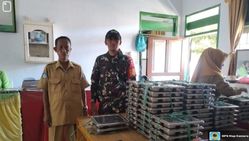 Babinsa Kodim 1412/Kolaka Dampingi SPPG Salurkan Makanan Bergizi di SDN 1 Balandete