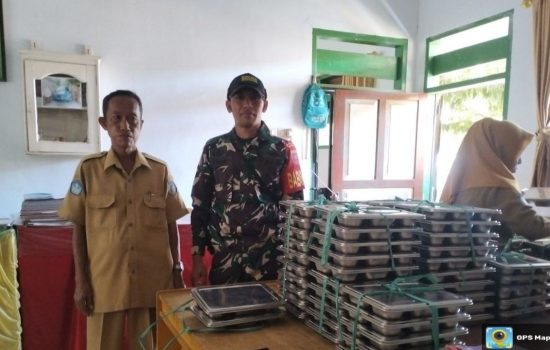 Babinsa Kodim 1412/Kolaka Dampingi SPPG Salurkan Makanan Bergizi di SDN 1 Balandete