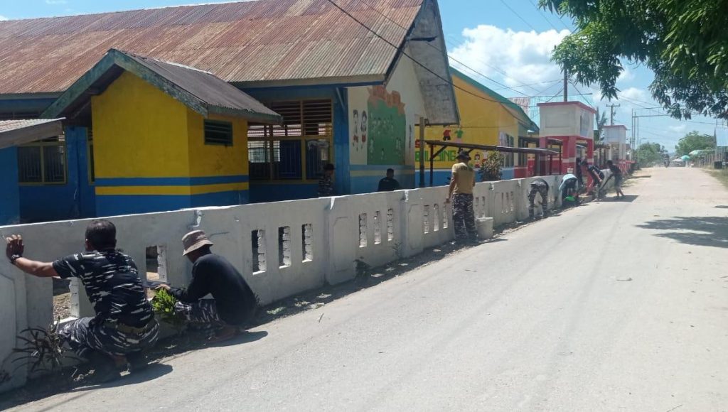 Karya Bakti TNI AL Sambut HUT Ke-80, Sasar Sekolah Pesisir Terluar di Buton