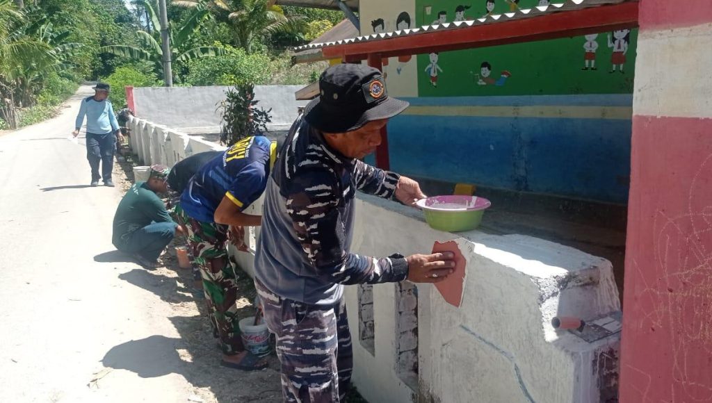 Karya Bakti TNI AL Sambut HUT Ke-80, Sasar Sekolah Pesisir Terluar di Buton