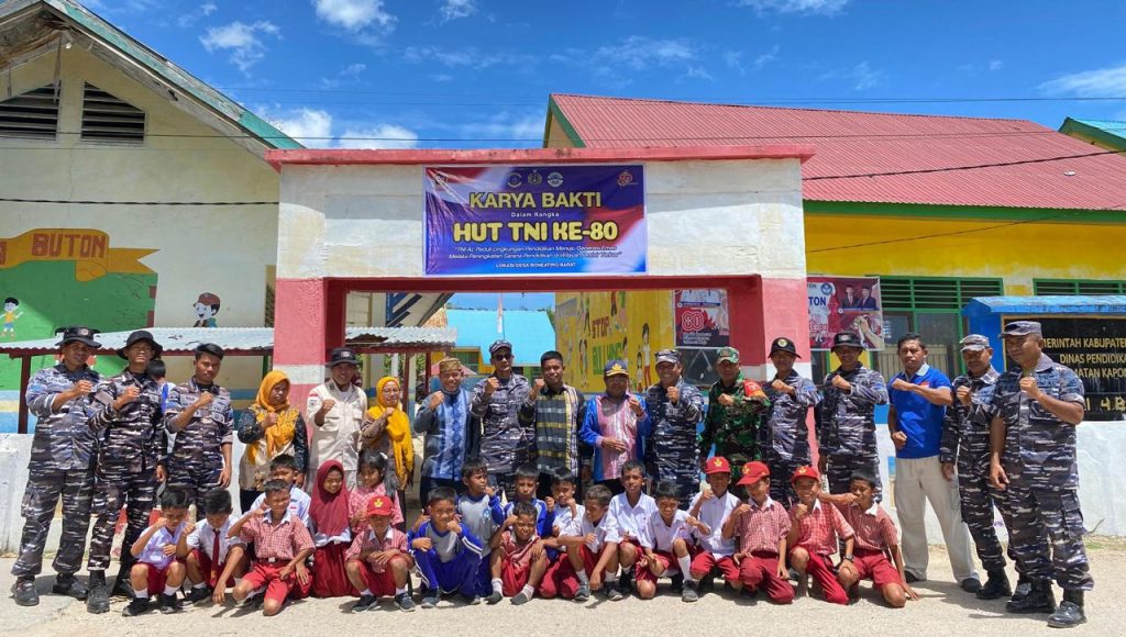 Karya Bakti TNI AL Sambut HUT Ke-80, Sasar Sekolah Pesisir Terluar di Buton