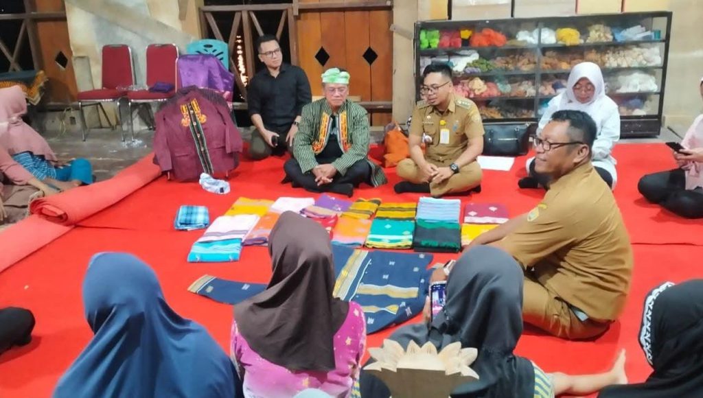 Dukung Ekonomi Kreatif, Mas Wapres Salurkan Rp100 Juta ke Pengrajin Tenun Sulaa