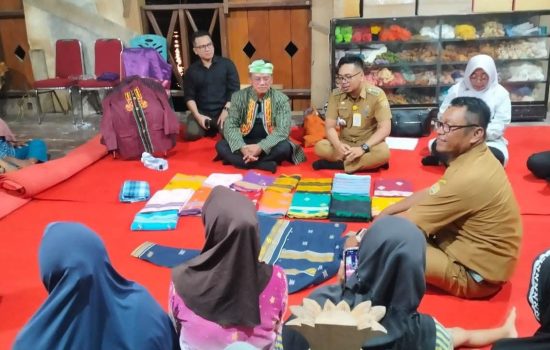 Dukung Ekonomi Kreatif, Mas Wapres Salurkan Rp100 Juta ke Pengrajin Tenun Sulaa