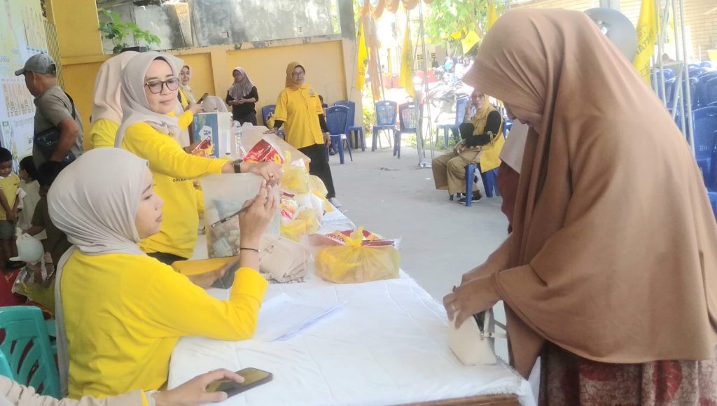 Jelang HUT ke 61, Pangan Murah Golkar Wakatobi Diserbu Warga