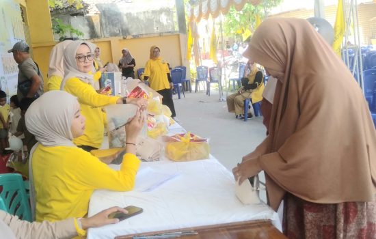 Jelang HUT ke 61, Pangan Murah Golkar Wakatobi Diserbu Warga