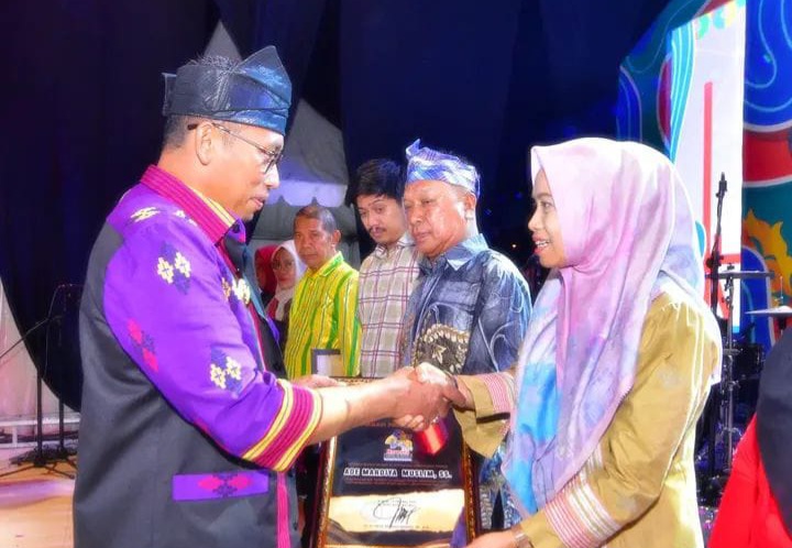 Dari Motif ke Identitas: Perjalanan Ade Mardiya Mengangkat Tenun Buton