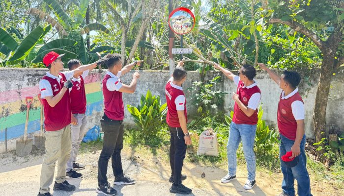 Cegah Kecelakaan, KKN Fakultas Hukum Unsultra Pasang Safety Mirror di Titik Rawan Wuawua