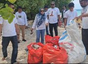 Jaga Kelestarian Alam, KPU Wakatobi Gelar Aksi Bersih Pantai di Cemara