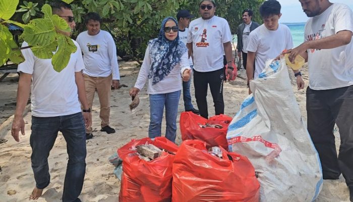 Jaga Kelestarian Alam, KPU Wakatobi Gelar Aksi Bersih Pantai di Cemara