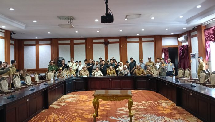 Warga Blok Mandiodo Geruduk Kantor DPRD Konut, Tuntut Perbaikan Jalan dan Soroti Kontribusi IUP