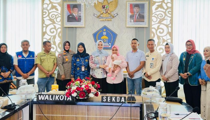 Pastikan Perlindungan Anak, Wali Kota Kendari Serahkan Fatimah Nur Cahaya ke Orang Tua Asuh