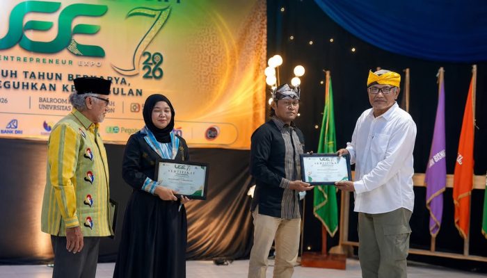 Wawan Erwiansyah Terima Anugerah Pelestari Local Wisdom dari UMU Buton