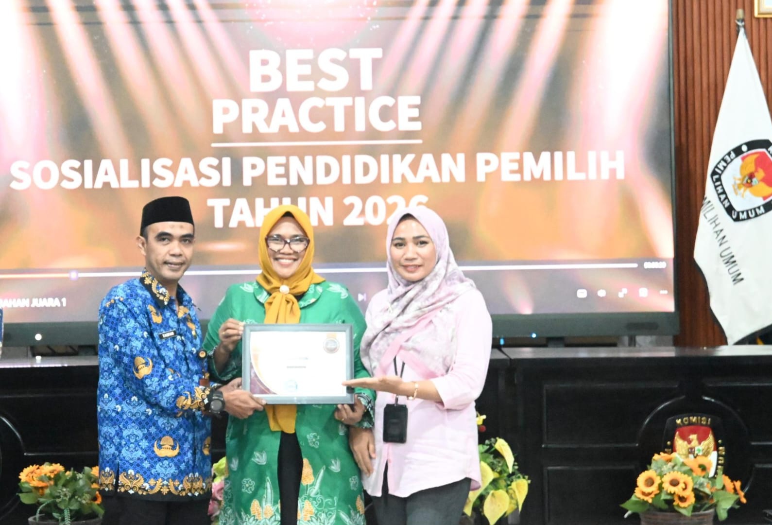 KPU Wakatobi Terima Penghargaan Best Practice Peringkat Pertama