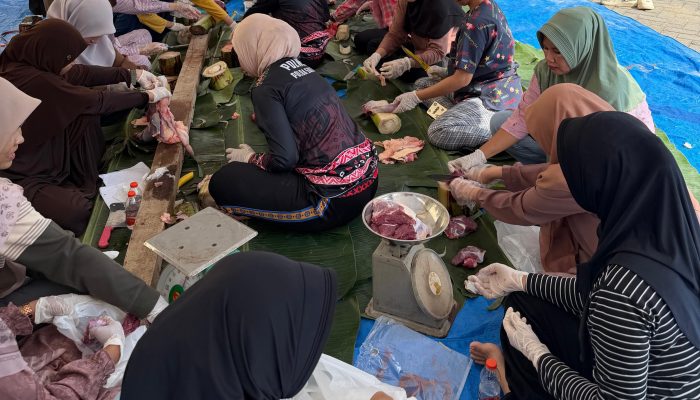 Bid Dokkes RS.Bhayangkara Polda Sultra Berbagi Daging Kurban