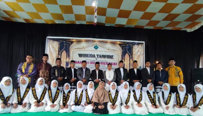 PP Al-Ikhlas Pasarwajo Gelar Wisuda Tahfidz, Apresiasi Santri Berprestasi