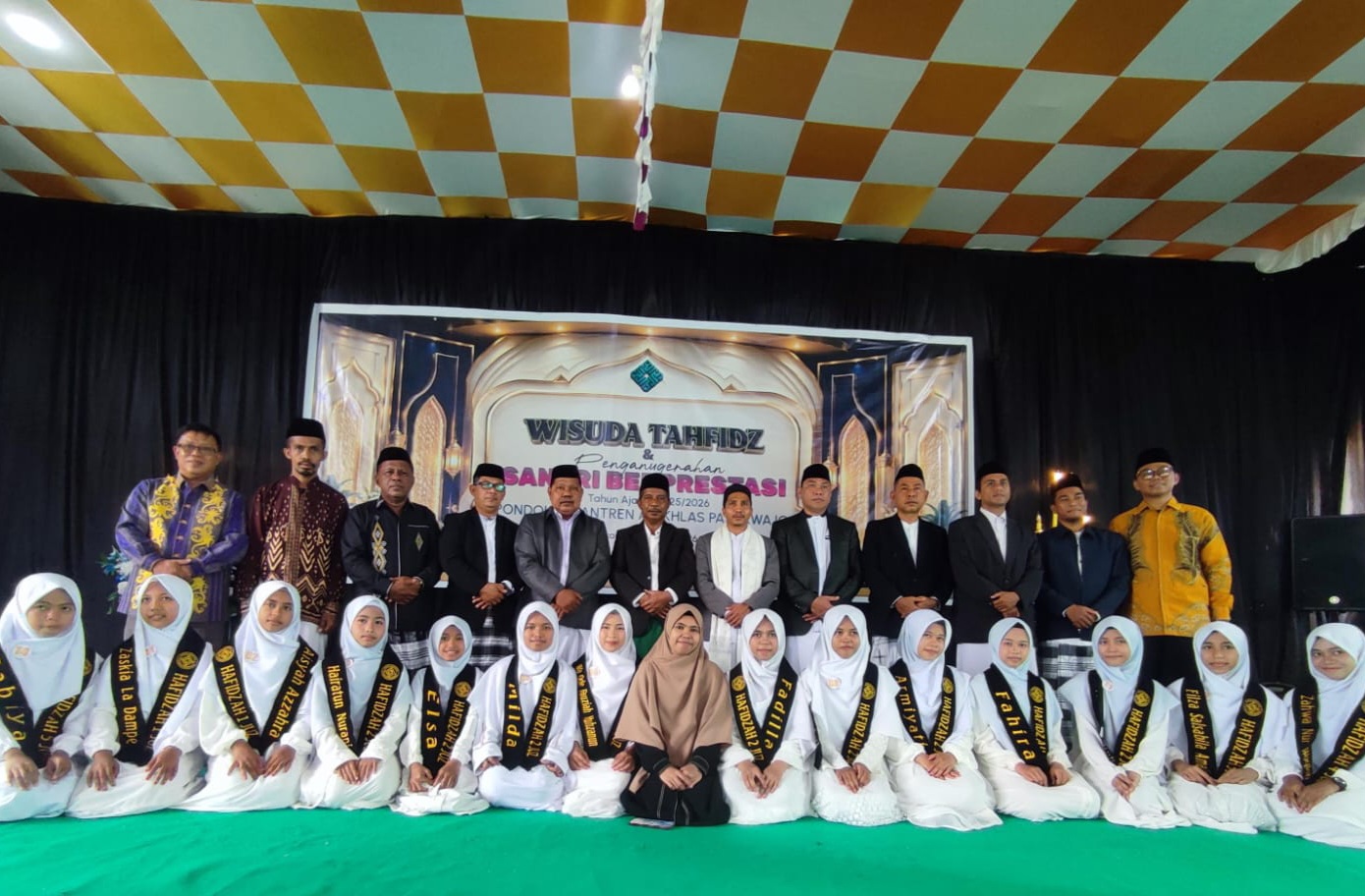 PP Al-Ikhlas Pasarwajo Gelar Wisuda Tahfidz, Apresiasi Santri Berprestasi