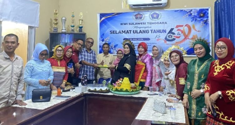 Keren! IKWI Sultra Masuk Deretan Busana Adat Nusantara Terbaik di HUT IKWI ke-65