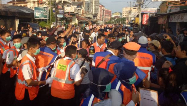 Tolak Penggusuran, Pedagang Bersitegang Dengan KAI