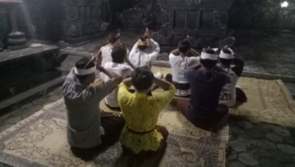 Mahasiswa Asrama Bali Gelar Sembahyang Bersama Pengungsi Gunung Agung