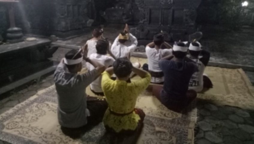 Mahasiswa Gelar Sembahyang Bersama Pengungsi Gunung Agung