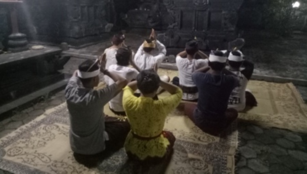 Mahasiswa Asrama Bali Gelar Sembahyang Bersama Pengungsi Gunung Agung