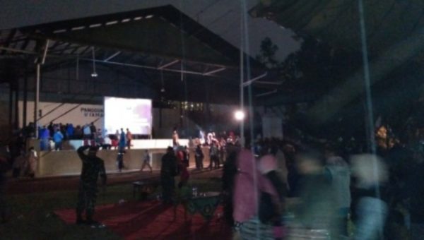 Hujan Tak Surutkan Semangat Warga Saksikan Pemutaran Film G30S/PKI