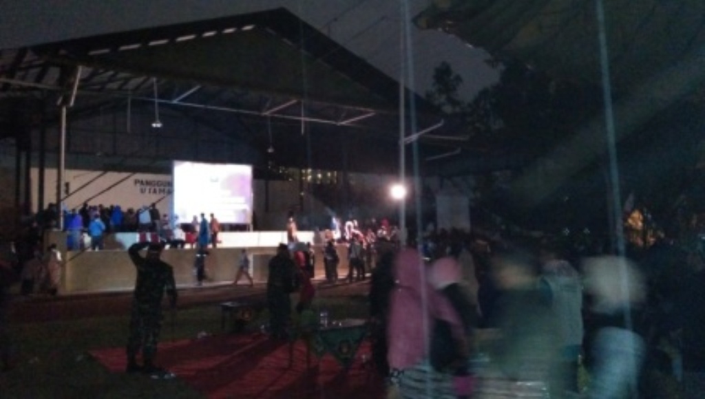 Hujan Tak Surutkan Semangat Warga Saksikan Pemutaran Film G30S/PKI
