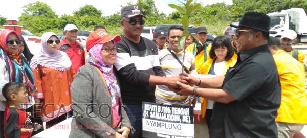 Aksi Hijau Mahasiswa Fhil UHO di Pantai Mutiara Disambut Hangat Bupati Buteng