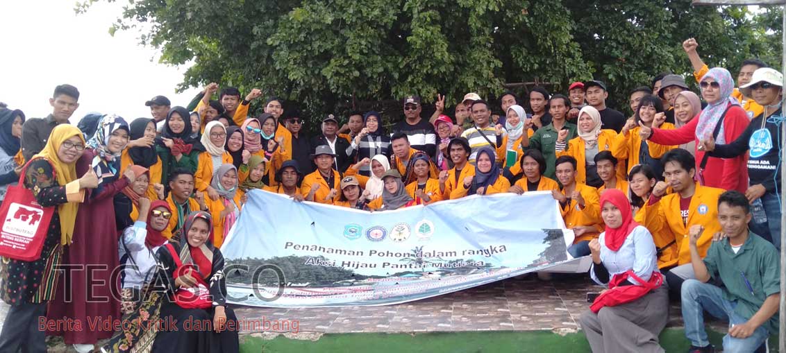 Aksi Hijau Mahasiswa Fhil UHO di Pantai Mutiara Disambut Hangat Bupati Buteng