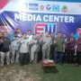 Endang-Wahyu bersama pendukung dan tim sukses dalam konfersi pers