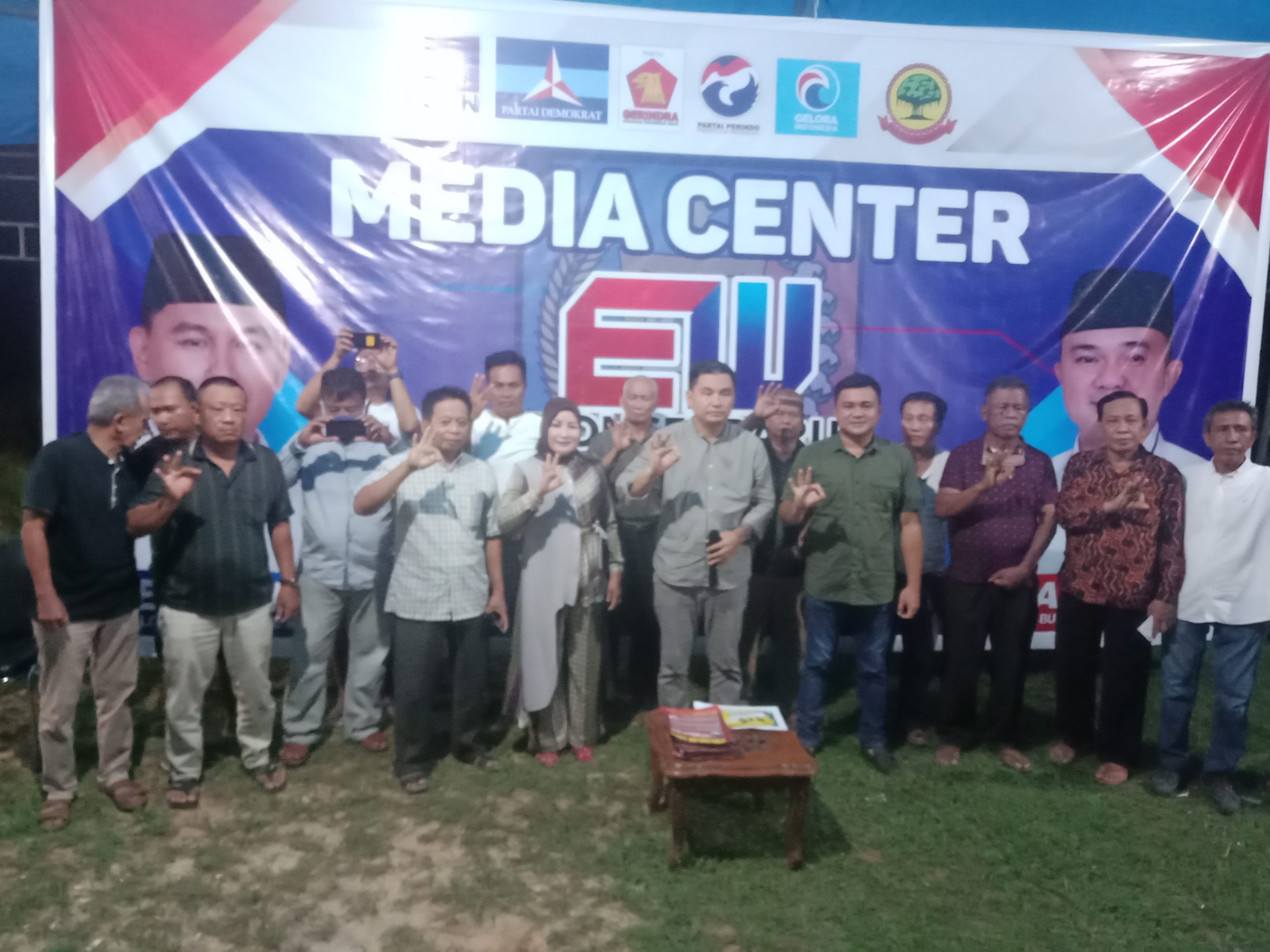 Endang-Wahyu bersama pendukung dan tim sukses dalam konfersi pers 