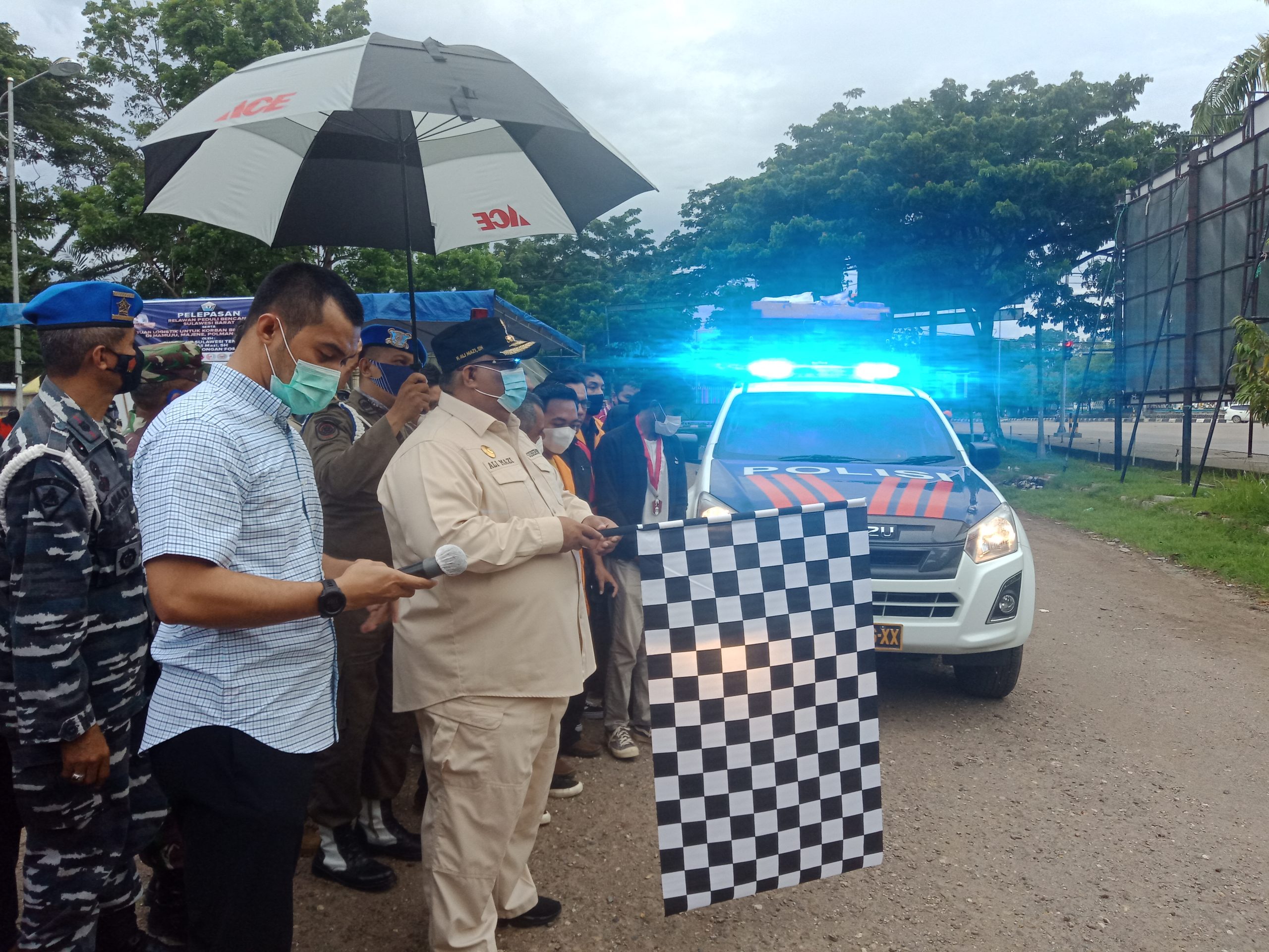Gubernur Sultra saat pelepasan relawan