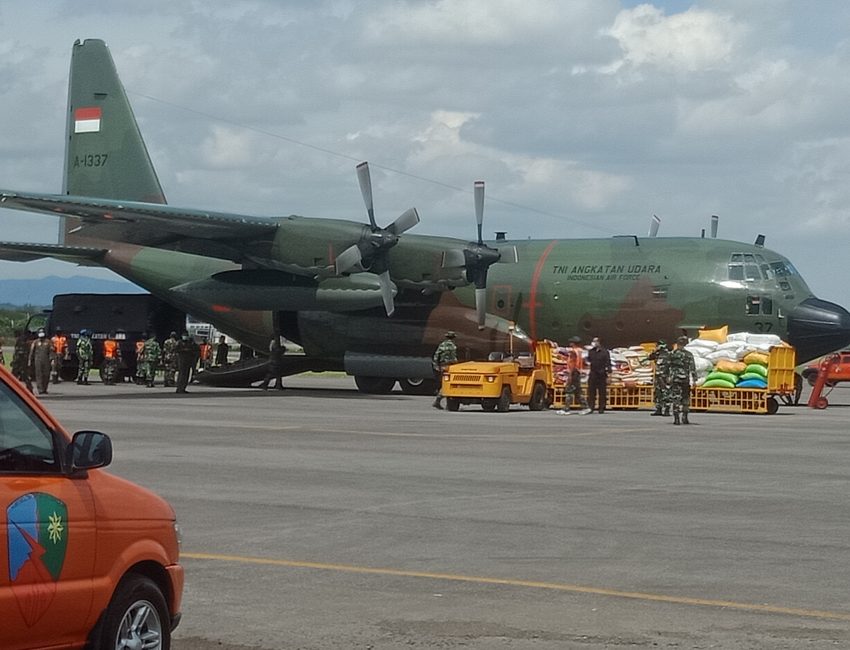 Pengankutan bantuan menggunakan pesawat Hercules A-1337