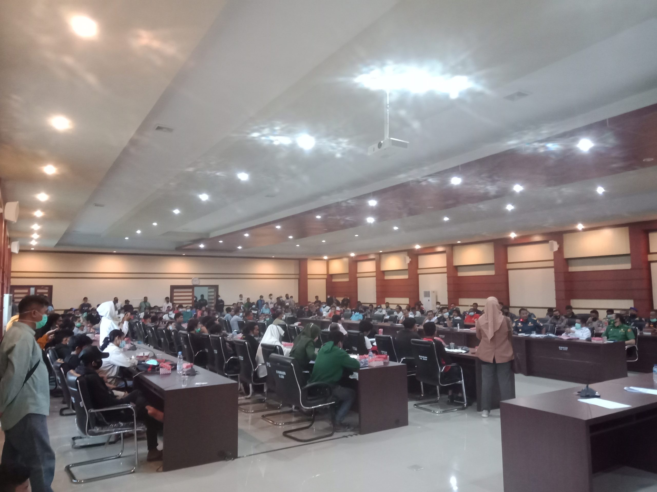 Suasana rapat dengar pendapat (RDP) komisi III dengan buruh pelabuhan Kendari dengan instansi terkait serta perwakilan pemerintah provinsi (Pemprov) Sultra