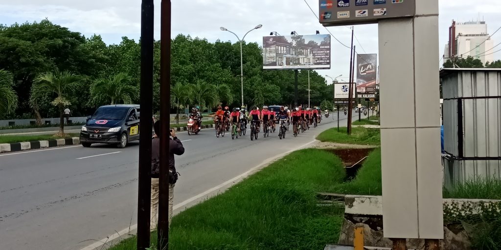 Rombongan wali kota Kendari dan para atlet sepeda saat bersepada