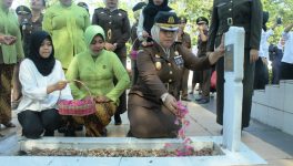 Menyambut Hari Bhakti Adhyaksa Kejari Parepare Tabur Bunga&nbsp;di TMP