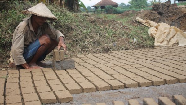 Hujan, Produksi Batu Bata di Jepara Menyusut 50 Persen