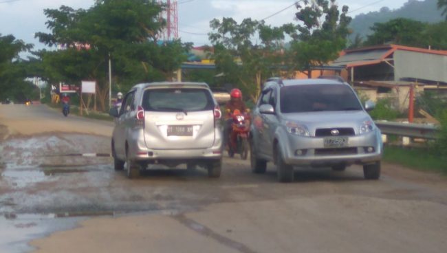 Tiga titik Jalan Poros Kota Bombana Dipenuhi lumpur