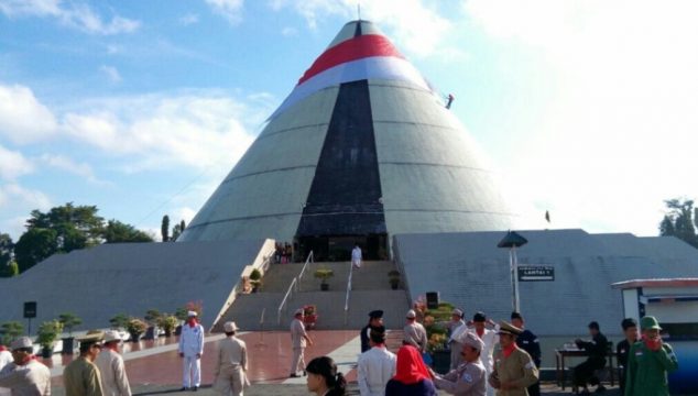 Hari Jadi Monjali, Mapala UPN Veteran Yogyakarta Kibarkan Bendera Raksasa