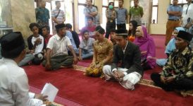 Sedih Campur Bahagia, Tersangka Narkoba Nikah di Masjid Polda Sultra