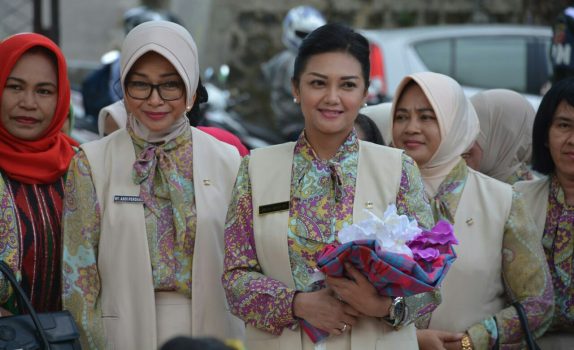 Istri Pangdam XIV/Hasanuddin Kunker di Yayasan Kartika Jaya, Disambut Tarian Mondotambe