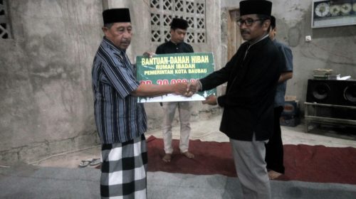 Pemkot Bau - bau Serahkan Bantuan Hibah kepada Masjid Lailatul Qadar