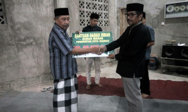 Pemkot Bau - bau Serahkan Bantuan Hibah kepada Masjid Lailatul Qadar