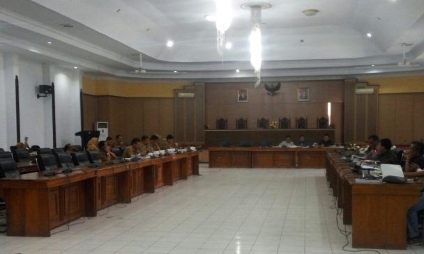 Demi Wakatobi, Kursi Nyaris Melayang di Tengah Rapat Pembahasan Perubahan APBD 2018