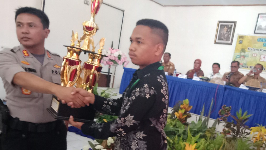 MUNA, SULTRA - Kepolisian Resor (Polres) Muna menggelar lomba Cerdas Cermat tingkat SD, SMP, dan SMA sederajat