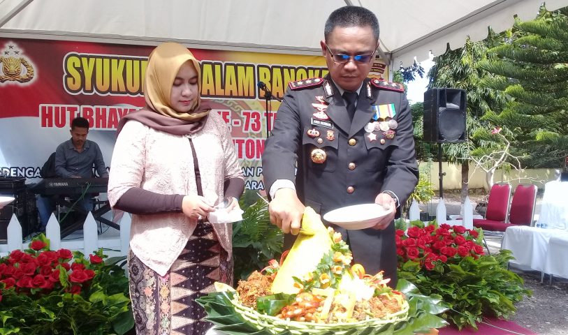 HUT Bhayangkara, Kapolres Buton Berikan Penghargaan Satia Lencana 30 Anggotanya