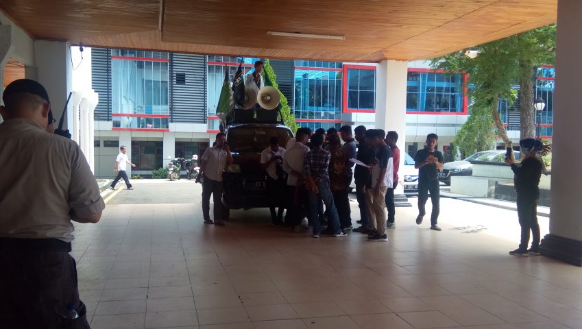 Anggota DPRD Sultra Libur, Aspirasi Pendemo Tidak Kesampaian