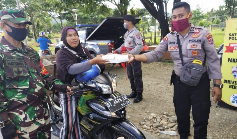 Cegah Covid-19, Satbinmas Polres Konsel Bersama TNI Bagikan Ribuan Masker dan Ratusan Nasi Kotak Gratis