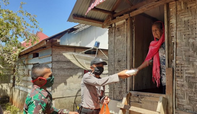 Dampak Covid19, Polres Gandeng TNI Butur Bagi Ratusan Paket Makanan