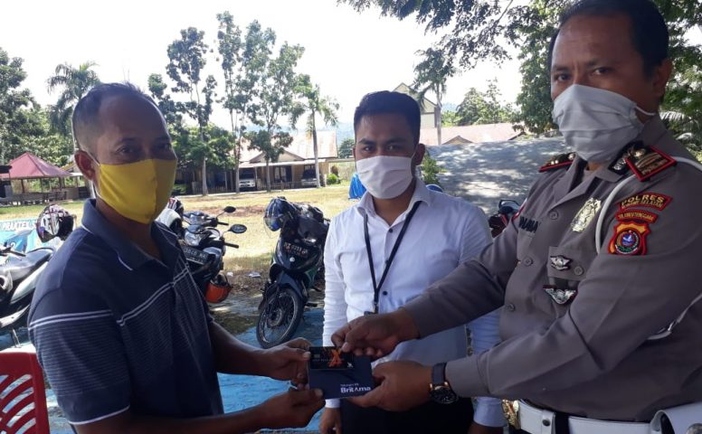 Polres Konsel Serahkan Bantuan Uang Tunai ke 28 Sopir